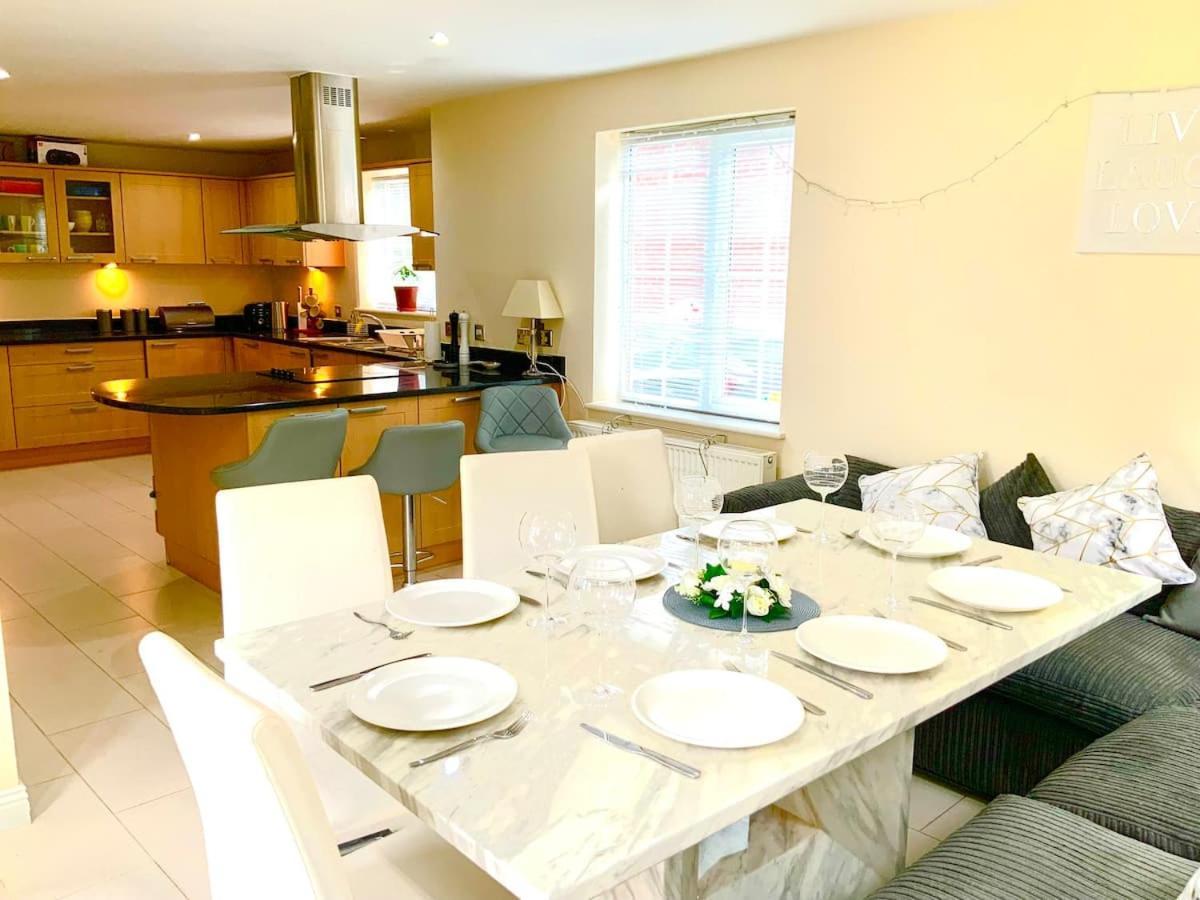 Luxurious Executive 4 Bedroom Whole Home | For 10 Hensol Exterior foto